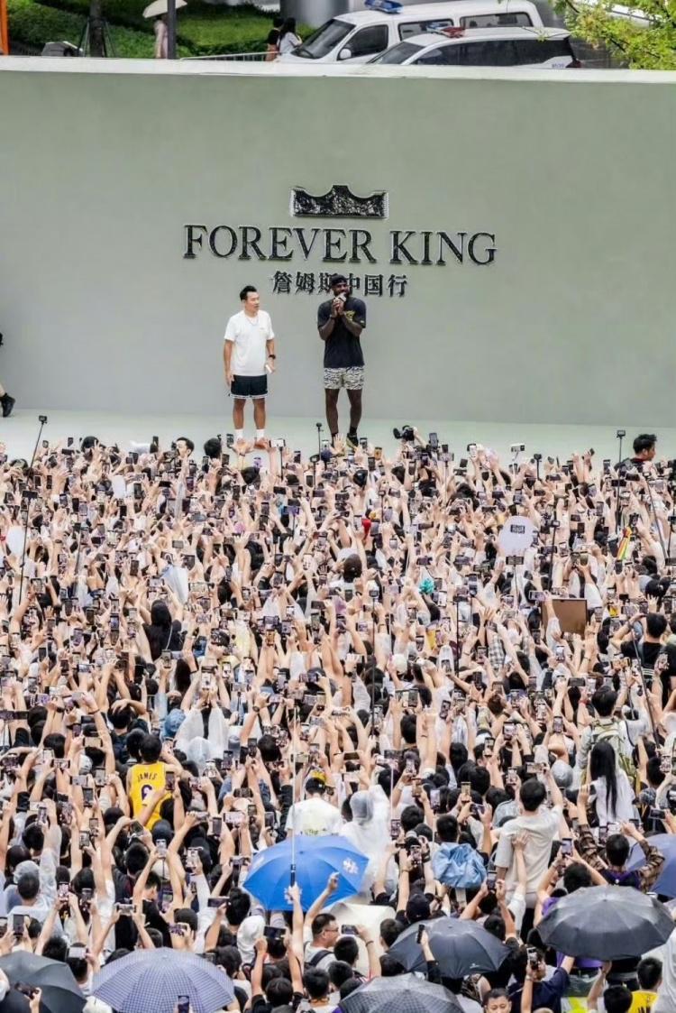 耐克官方分享暖心球迷故事 聚光灯之外：詹姆斯中国行